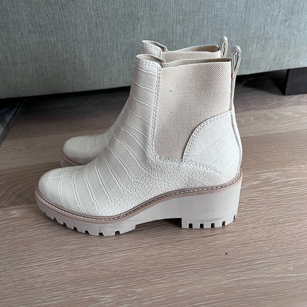 Dolce Vita Maddie Cream Faux Croc Lug Sole Boots Booties 6.5